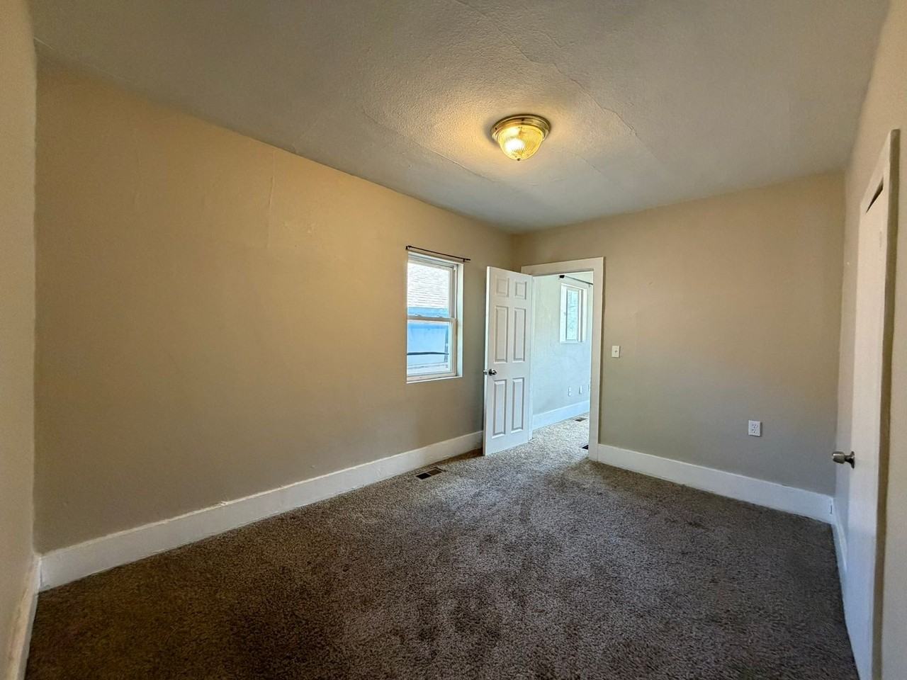 404 E Kiowa St - Photo 4 of 19
