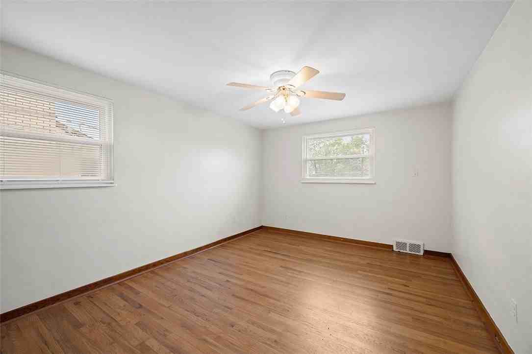 3353 Mcroberts Rd - Photo 7 of 22