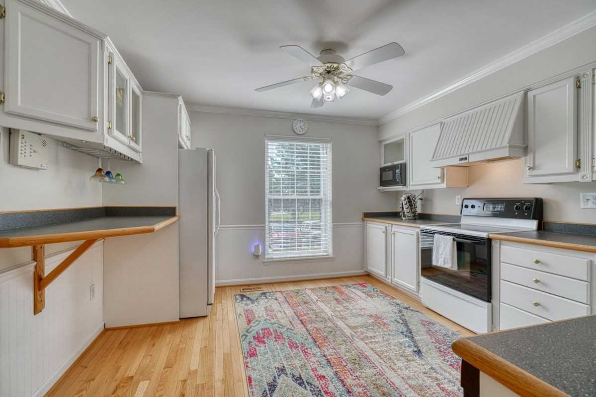 18 Collis Ct - Photo 2 of 33