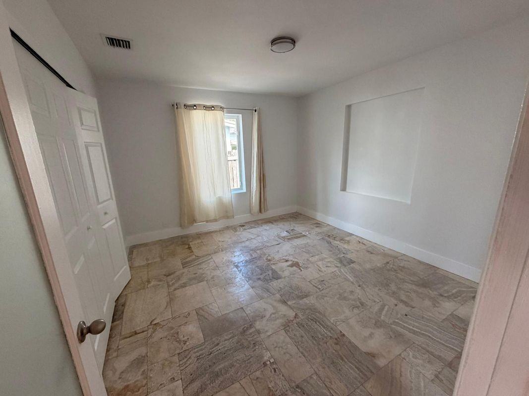 1618 Ne 33rd St - Photo 2 of 5