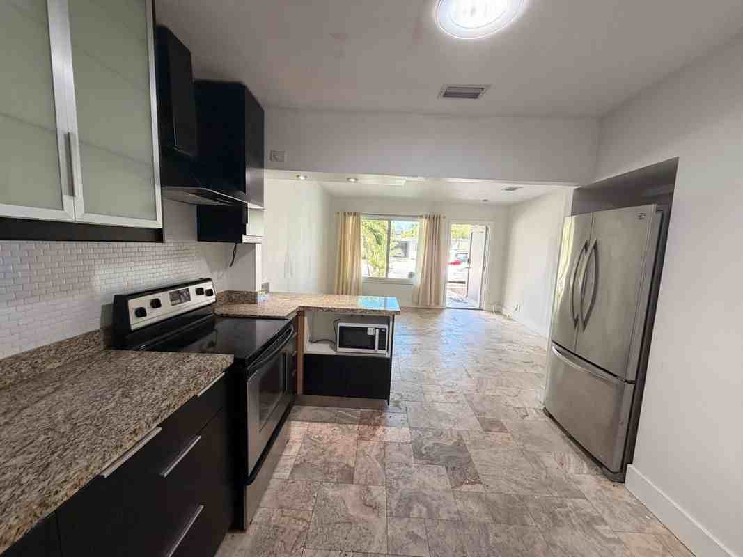 1618 Ne 33rd St - Photo 4 of 5