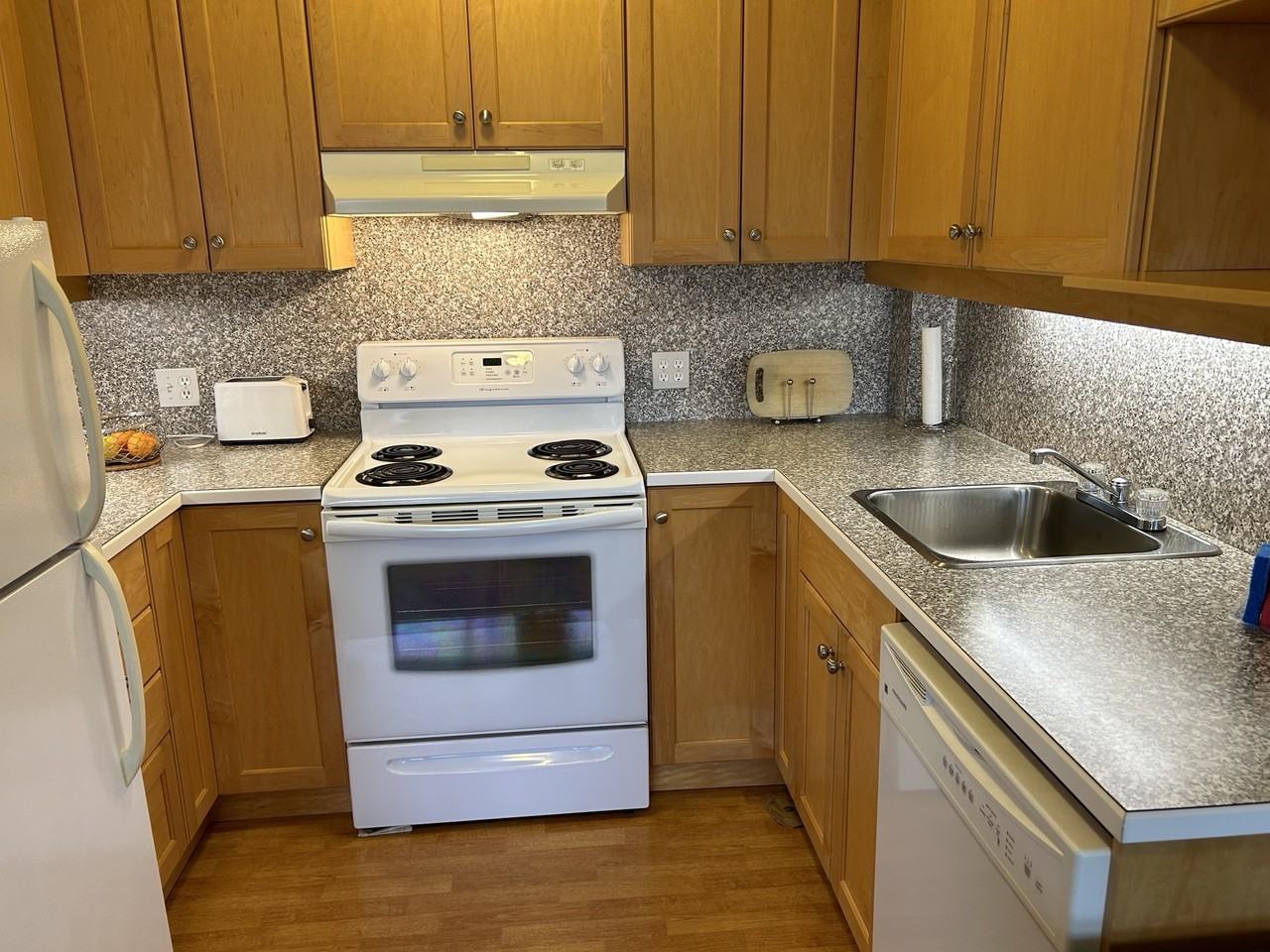 5550 Cambie St - Photo 3 of 5