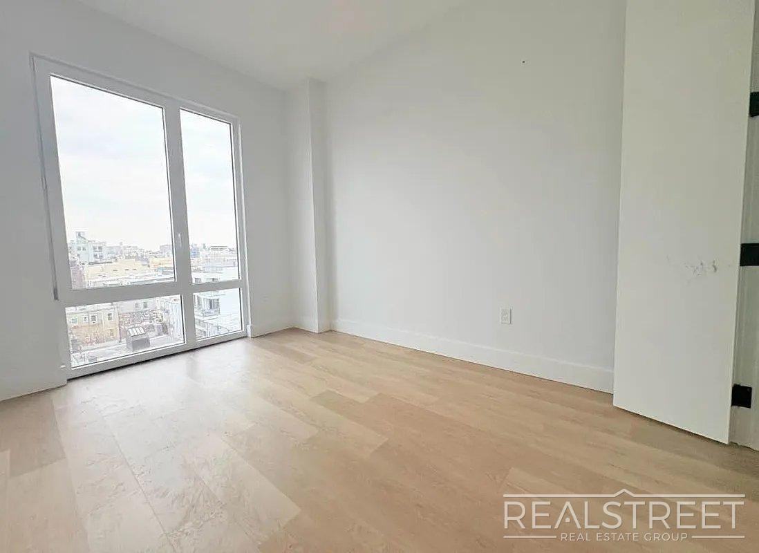 139 Frost St #4B - Photo 6 of 8