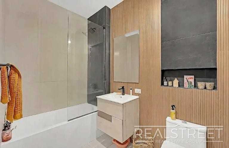 139 Frost St #4B - Photo 7 of 8