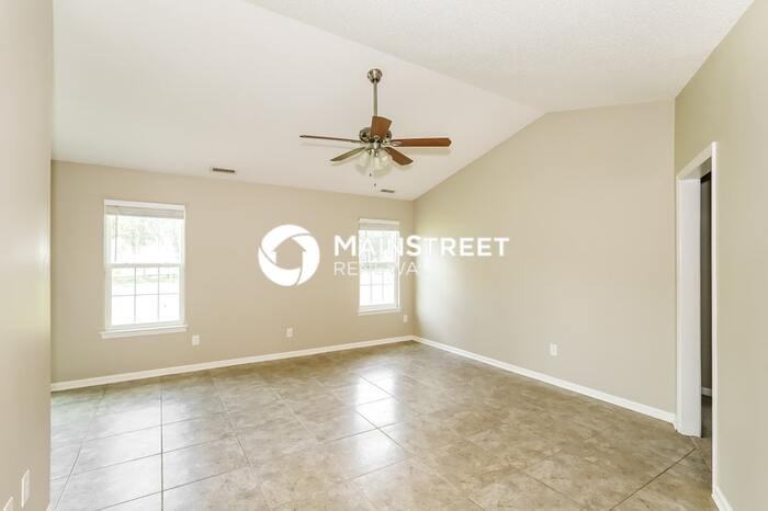 1807 Travis Ct - Photo 2 of 16