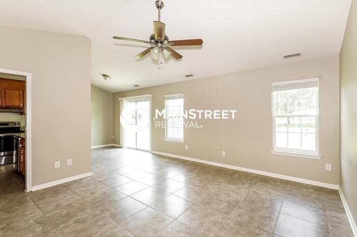 1807 Travis Ct - Photo 3 of 16