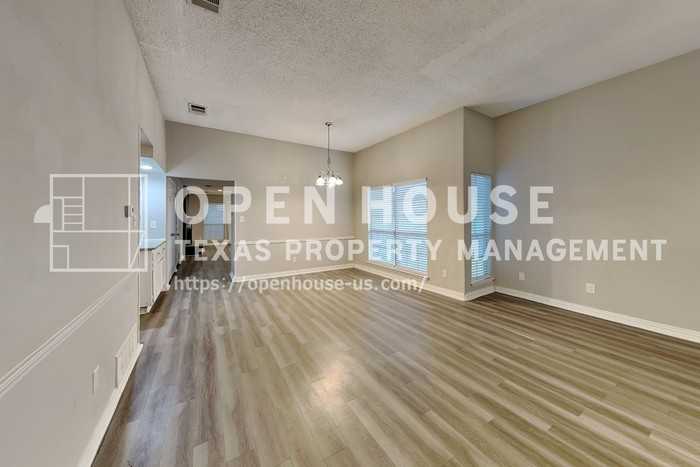 2914 Dukeswood Dr - Photo 4 of 20