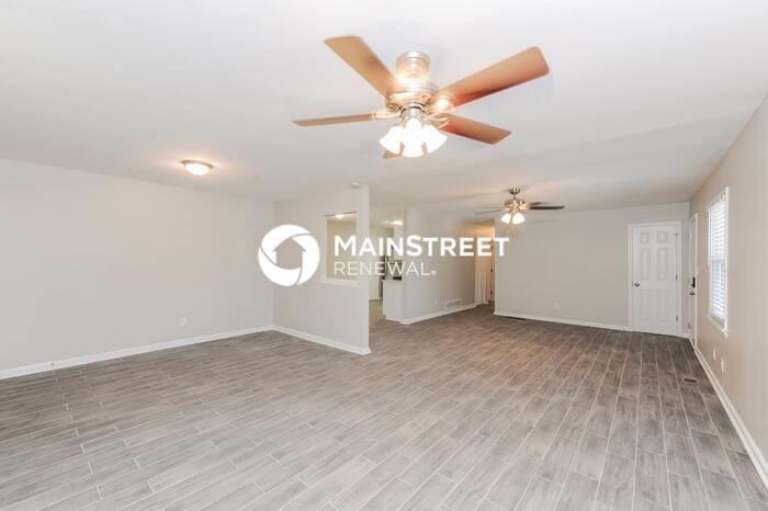 2073 Powder Springs Rd Sw - Photo 4 of 10