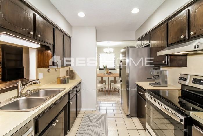 5005 Oak Manor Dr - Photo 2 of 18