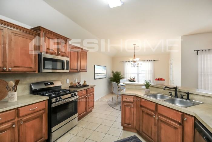 11313 Nw 103rd St - Photo 3 of 18