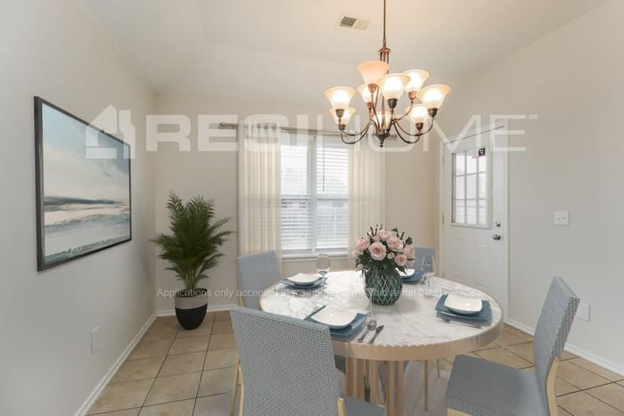 11313 Nw 103rd St - Photo 4 of 18