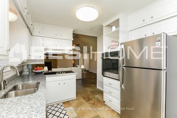 1304 Lyric Dr - Photo 2 of 16