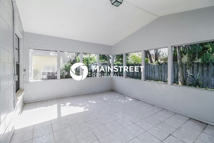 9905 Piney Point Cir - Photo 7 of 16