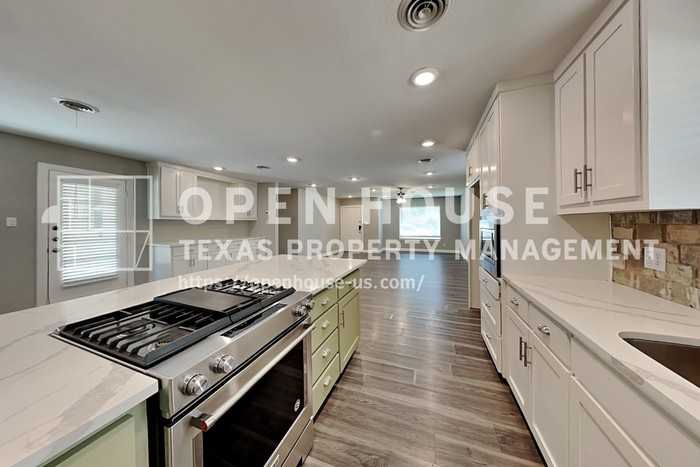 1318 Greenbriar St - Photo 7 of 20