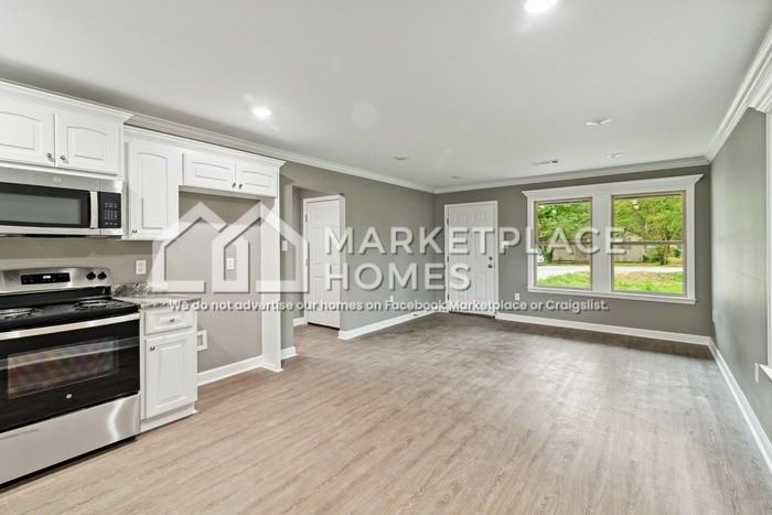 823 W 20th St - Photo 3 of 22