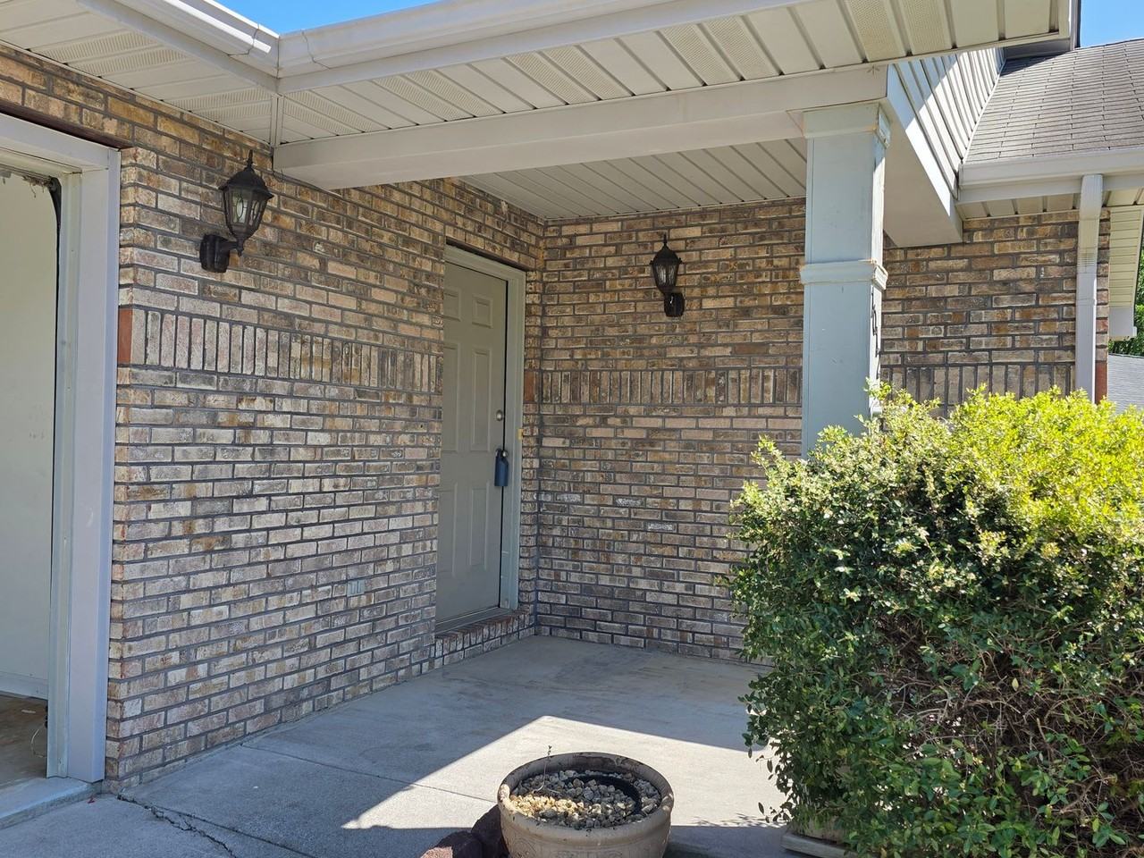 1012 Willow Creek Cir - Photo 2 of 24