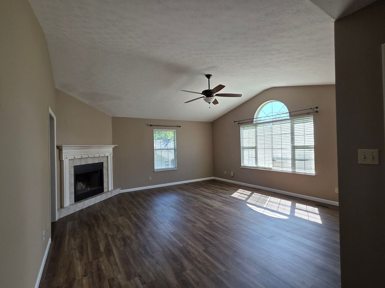 1012 Willow Creek Cir - Photo 7 of 24