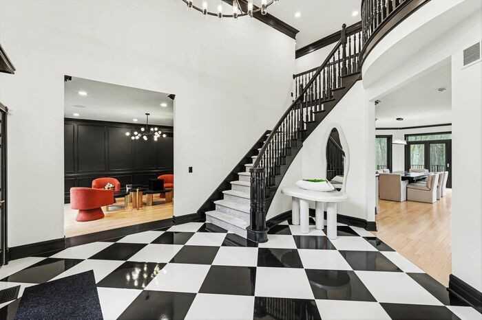 6986 Montgomery Dr - Photo 3 of 26