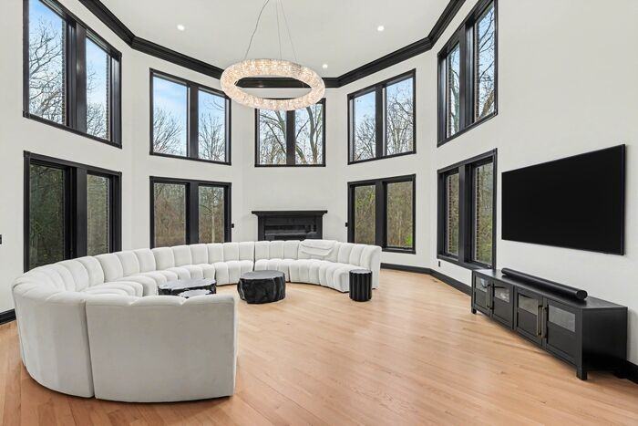 6986 Montgomery Dr - Photo 5 of 26