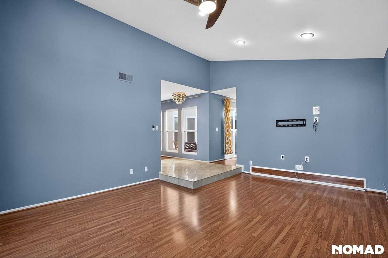 23119 Valerio St - Photo 5 of 39