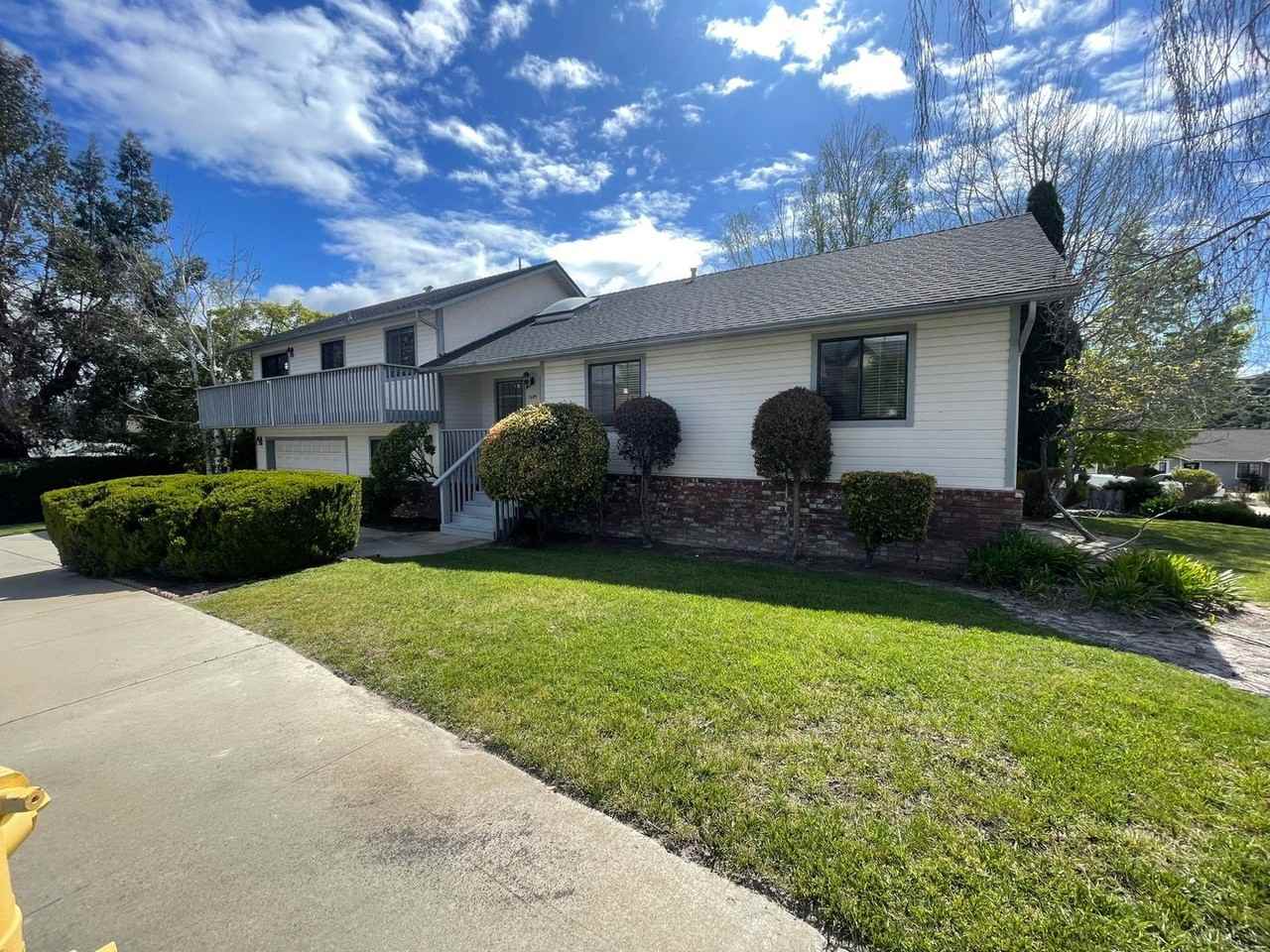 1095 Robin Cir - Photo 2 of 26