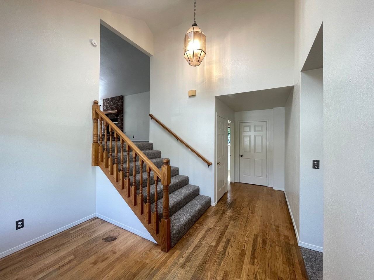 1095 Robin Cir - Photo 3 of 26