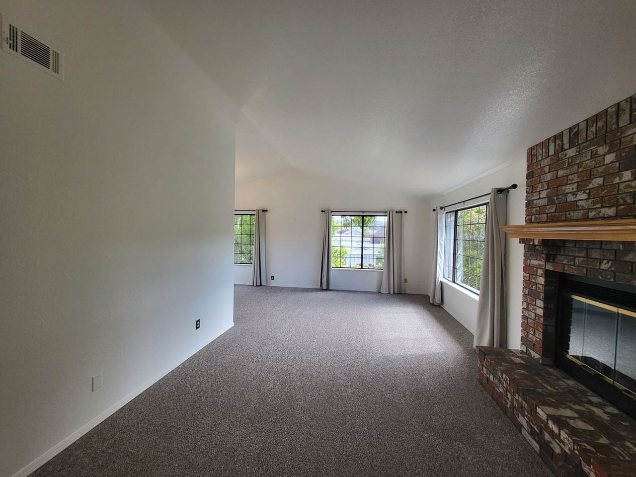 1095 Robin Cir - Photo 7 of 26