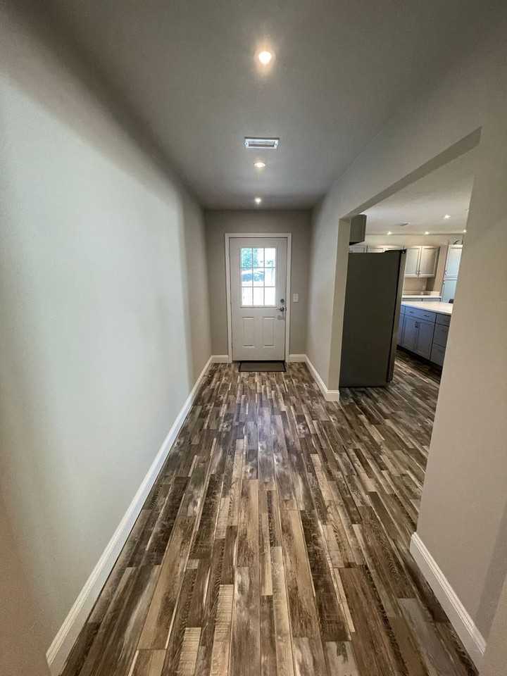 301 Shawnee St - Photo 2 of 13