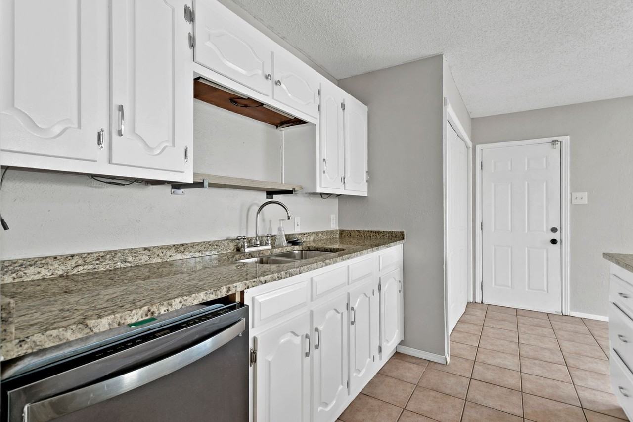 6104 Kelly Elliott Rd - Photo 3 of 25