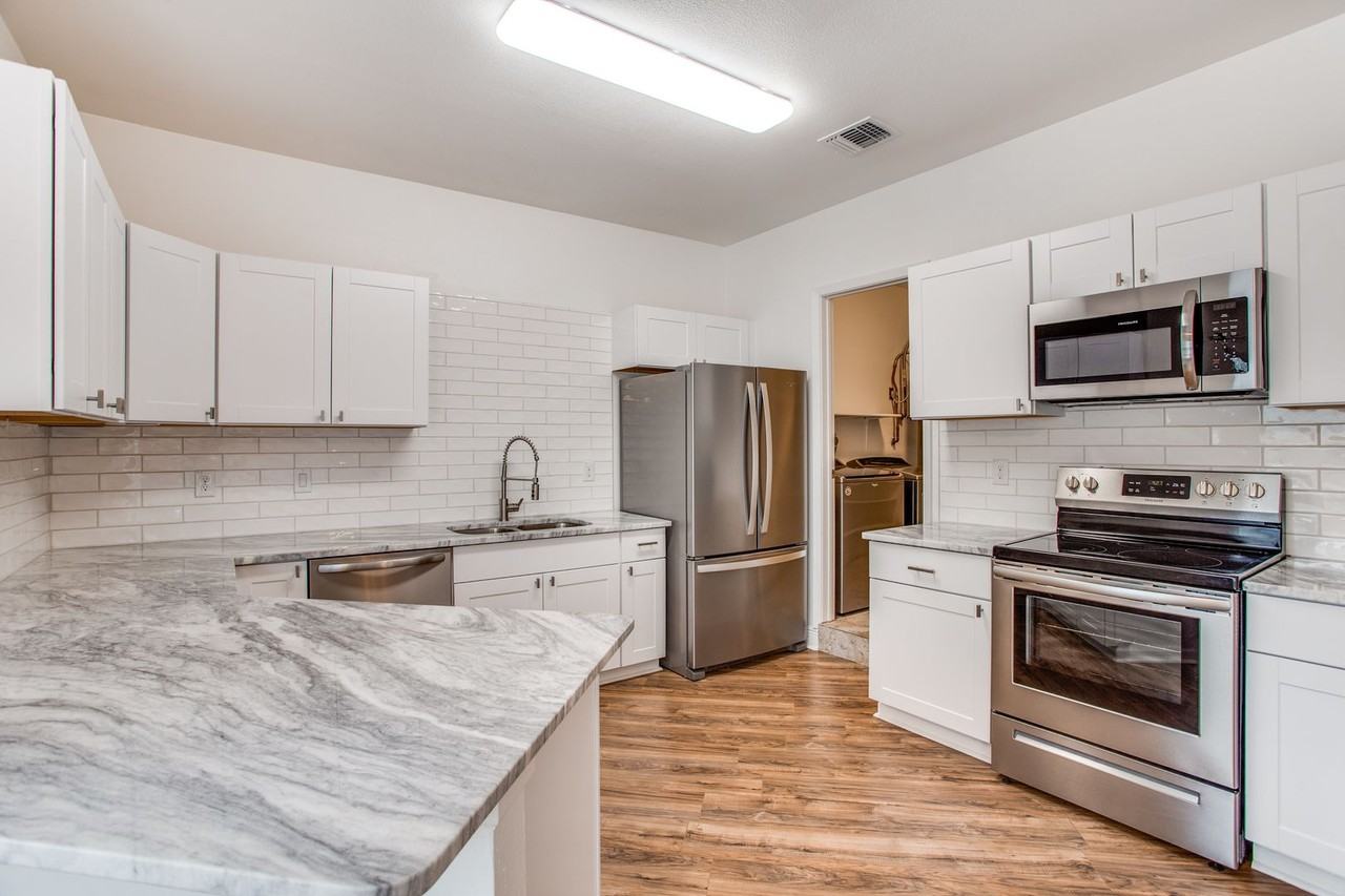 7415 Corian Park Dr - Photo 6 of 12