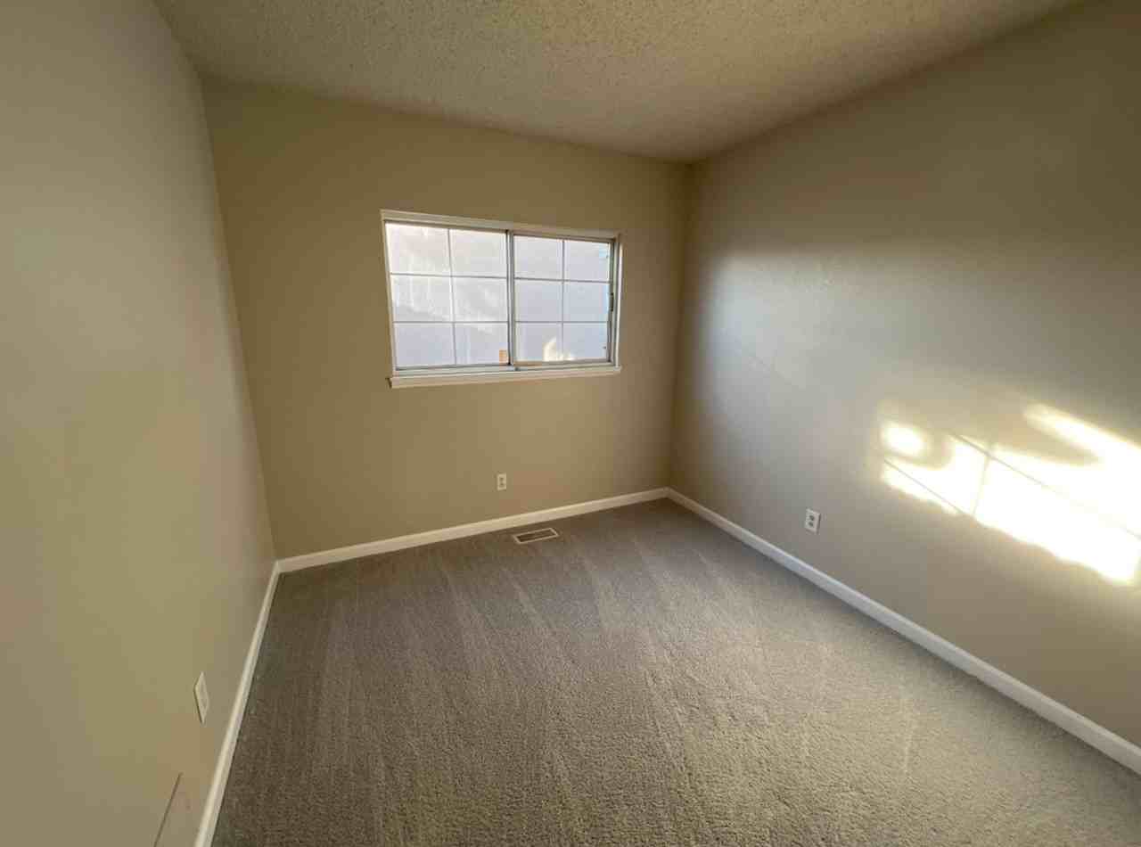 9933 Fairwood St - Photo 5 of 17