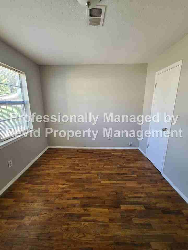 4989 Wilburn Ave - Photo 6 of 22