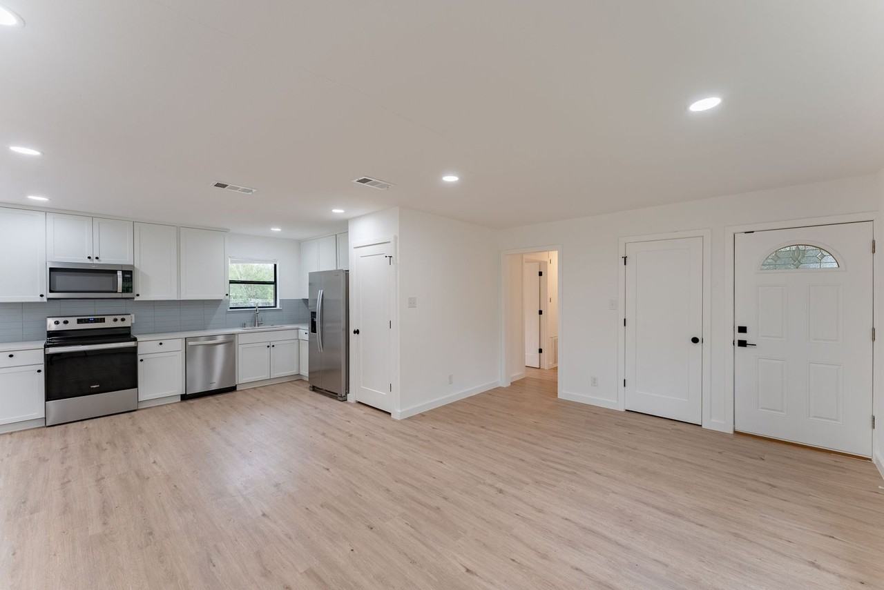 6215 Haney Dr - Photo 5 of 25