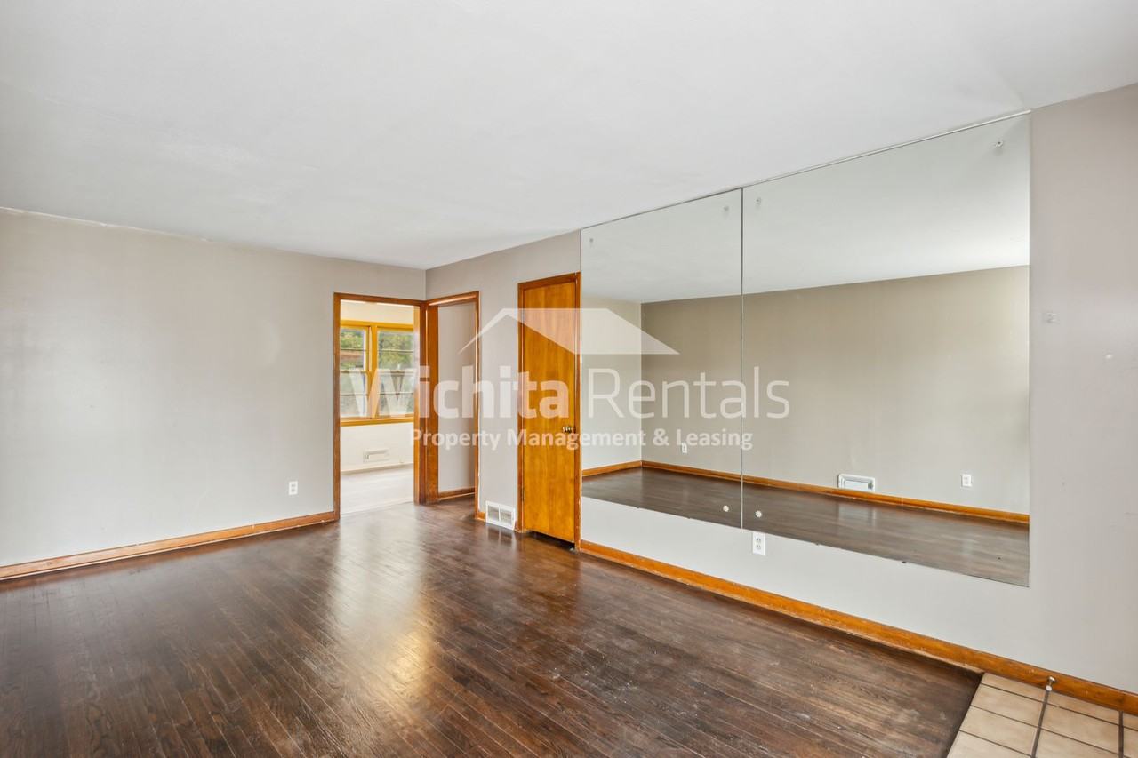 2920 W Taft St - Photo 3 of 13