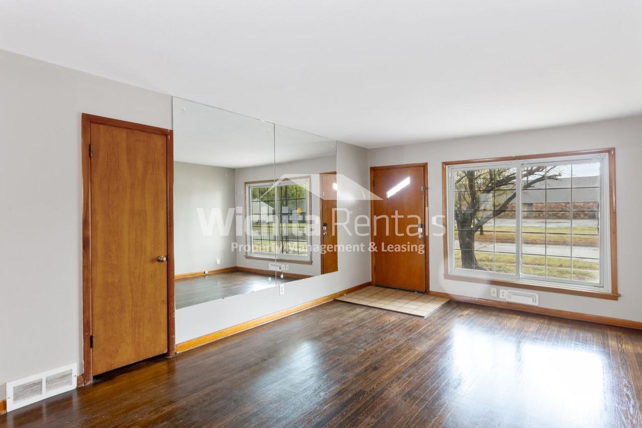 2920 W Taft St - Photo 4 of 13