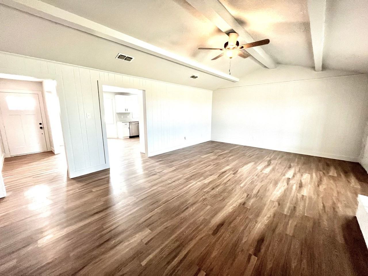 923 W 6th St - Photo 3 of 21