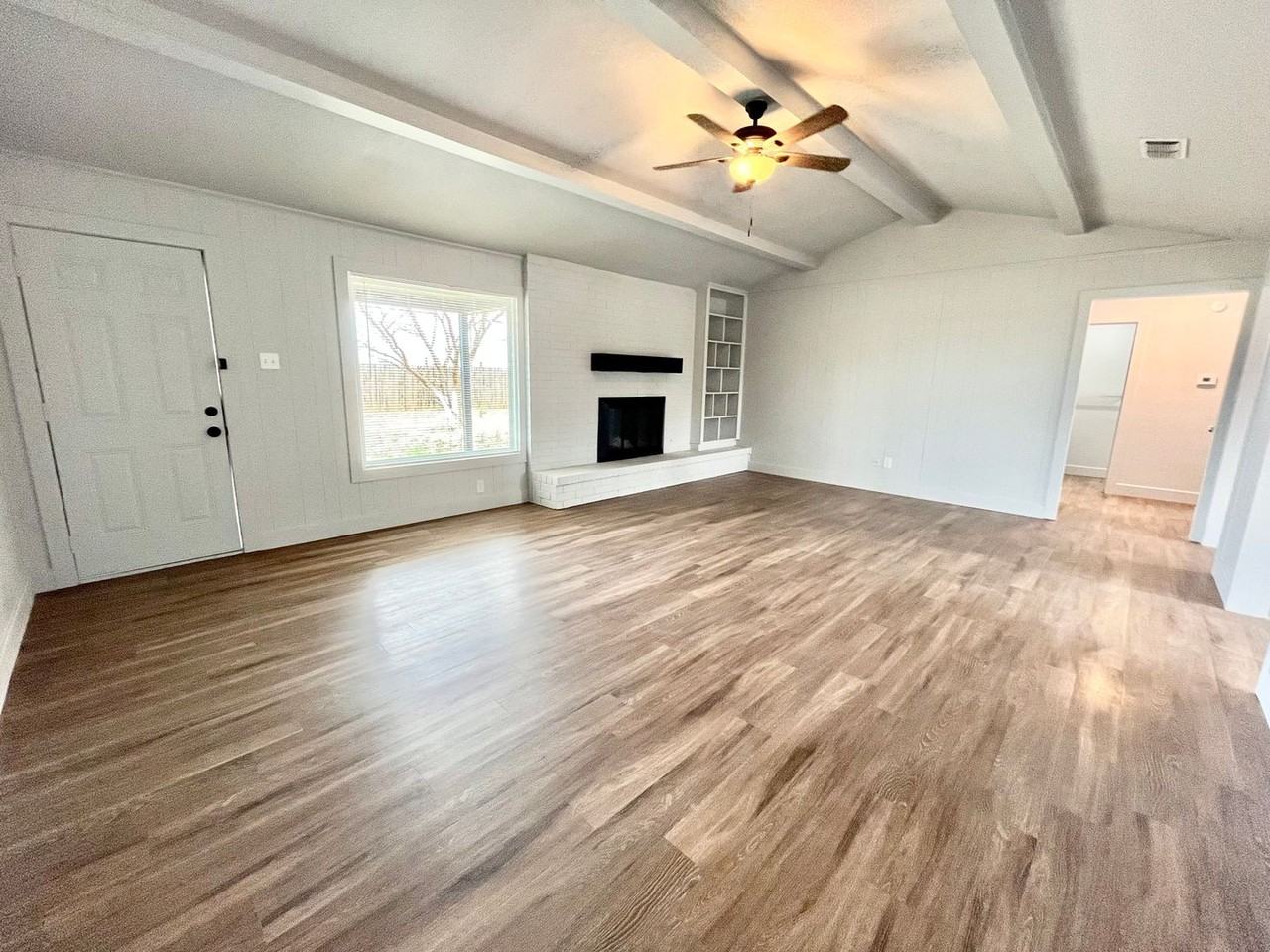 923 W 6th St - Photo 4 of 21