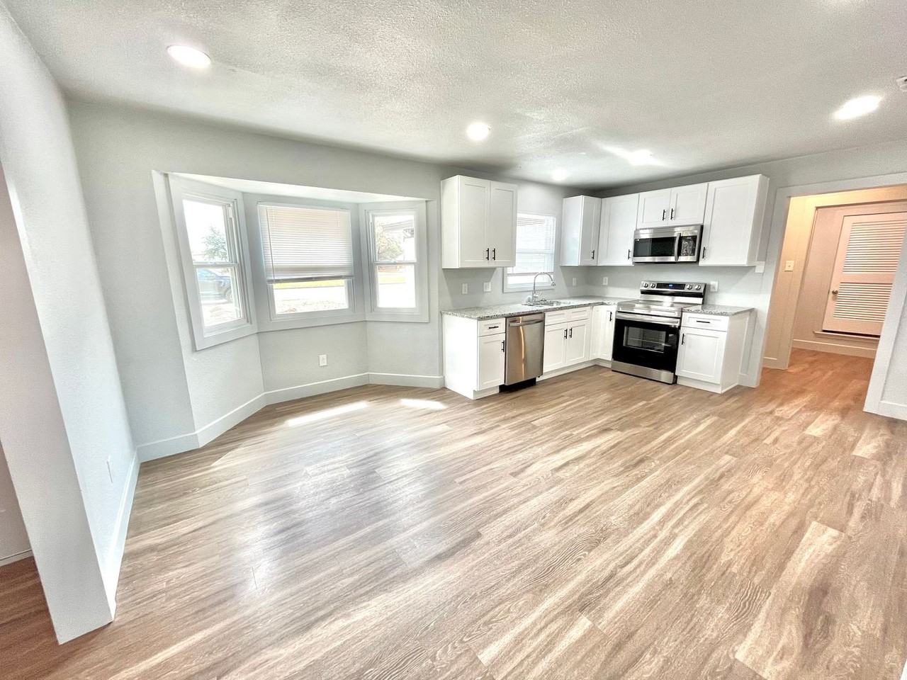 923 W 6th St - Photo 6 of 21