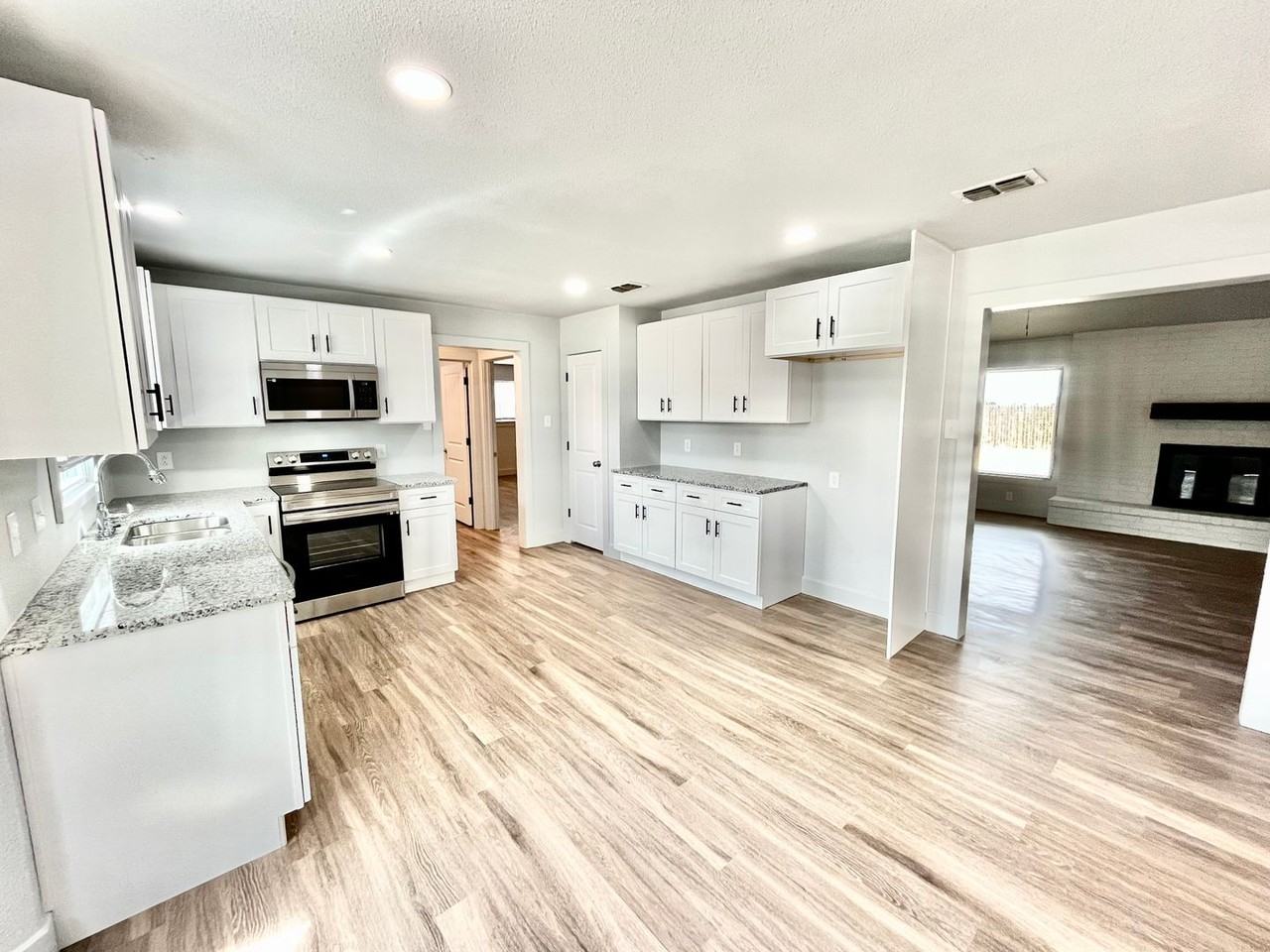 923 W 6th St - Photo 7 of 21