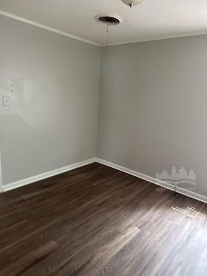 1240 Robin Hood Ln - Photo 3 of 11