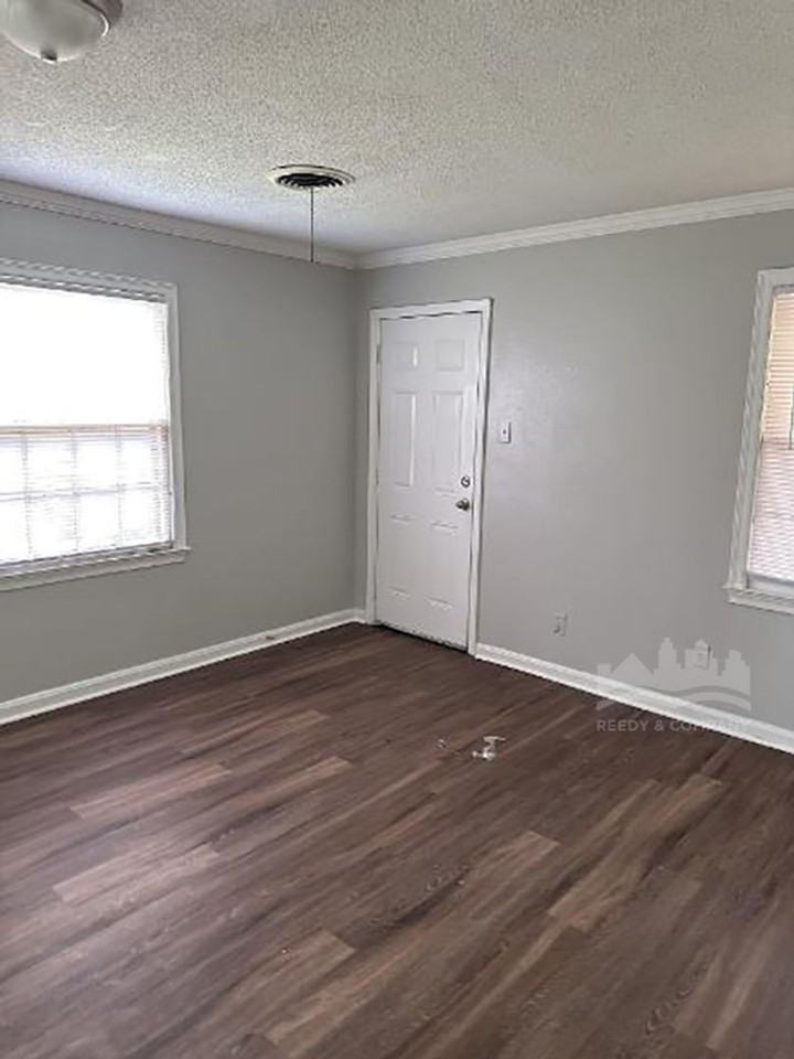 1240 Robin Hood Ln - Photo 6 of 11