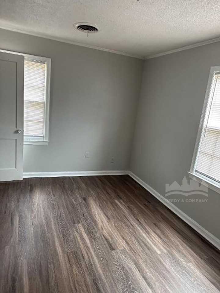 1240 Robin Hood Ln - Photo 7 of 11