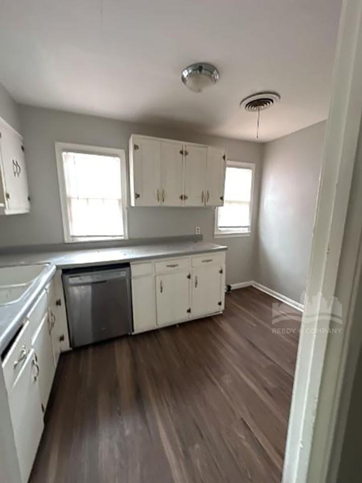 1240 Robin Hood Ln - Photo 7 of 12