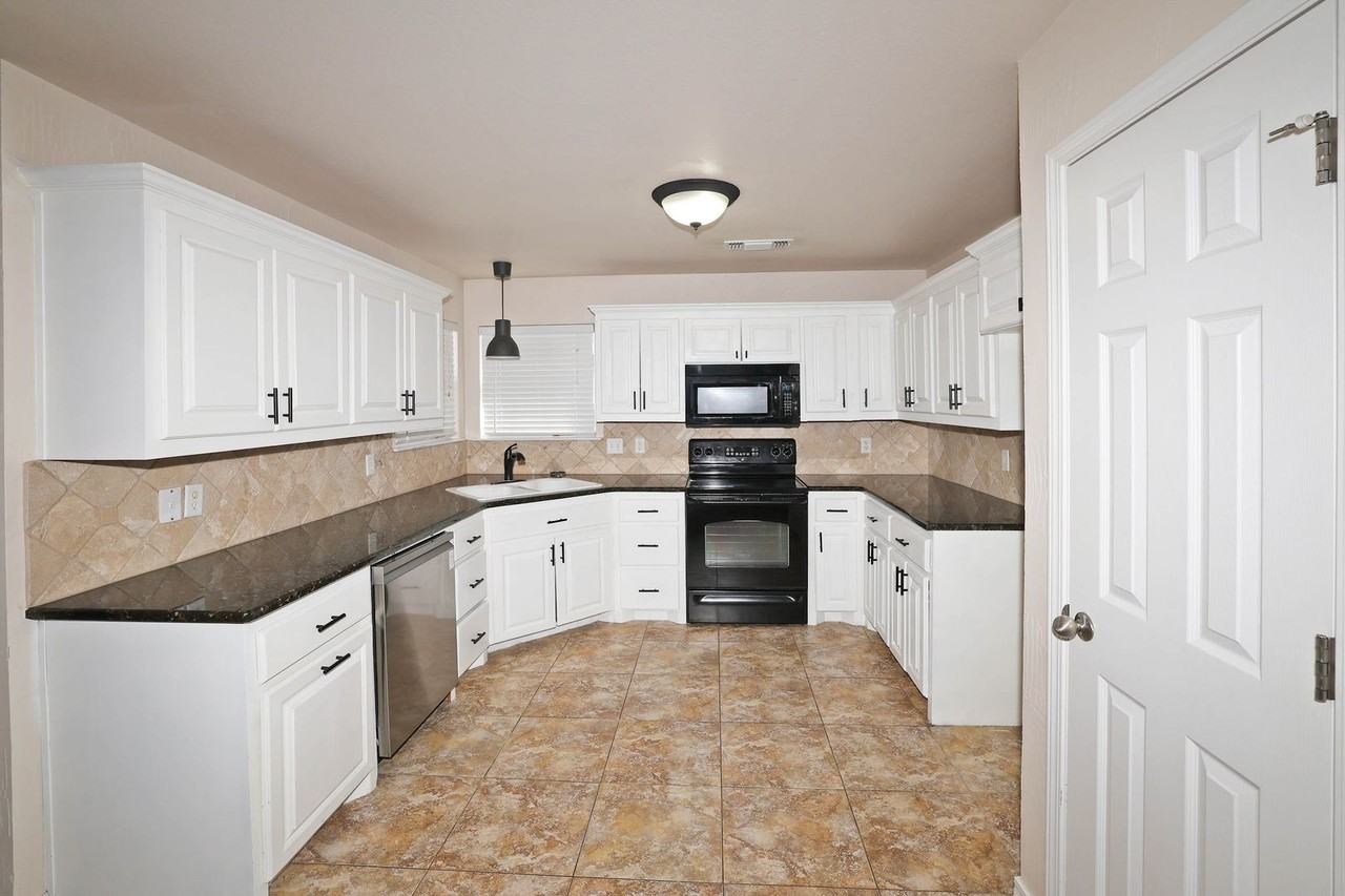 6407 Nick St - Photo 5 of 23