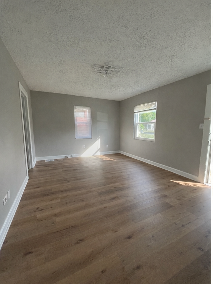 1438 Lillian Ave - Photo 2 of 10