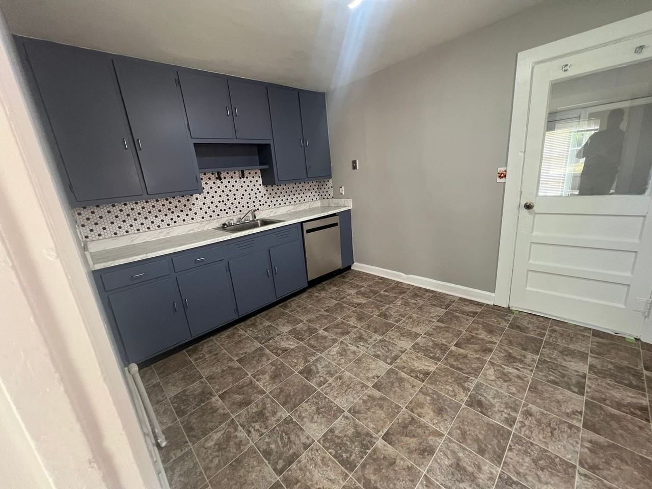 1438 Lillian Ave - Photo 4 of 10