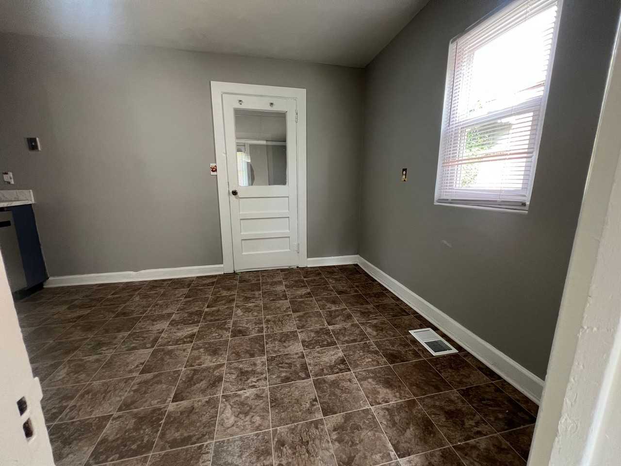 1438 Lillian Ave - Photo 6 of 10