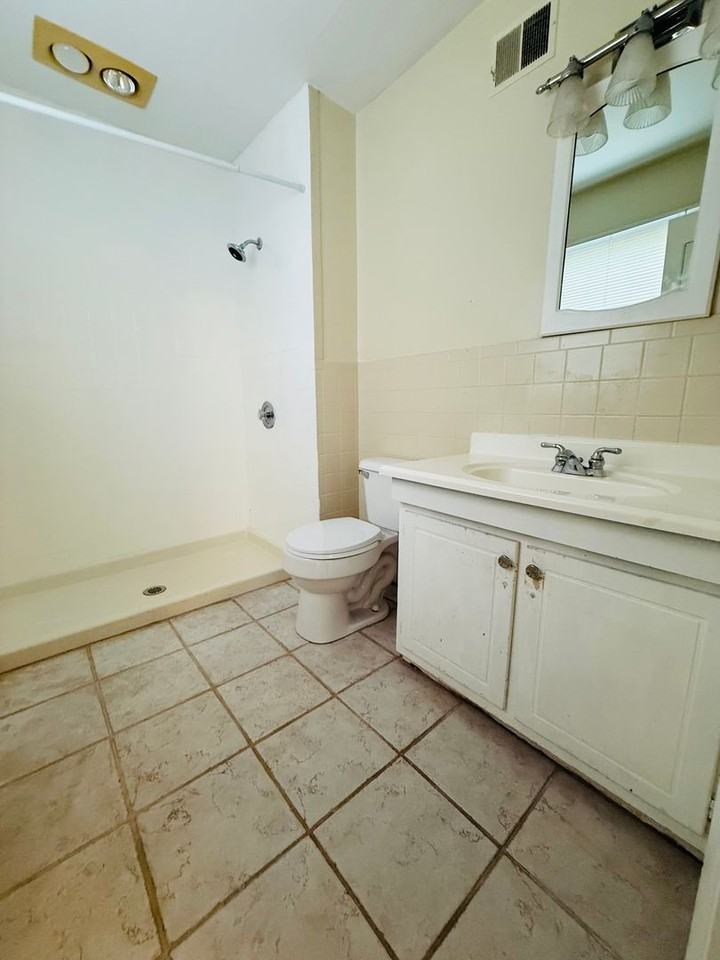 100 Yorkshire Ct - Photo 2 of 11