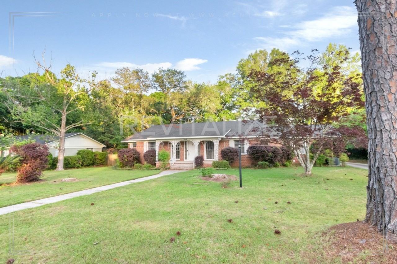 1017 Hillcrest Ln - Photo 4 of 39