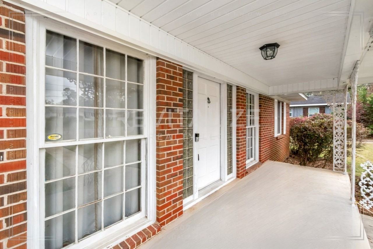 1017 Hillcrest Ln - Photo 5 of 39